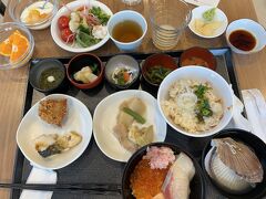 朝食は6:30～バイキング

そんなに種類豊富ではないですが、朝食なので十分です。
これまた、たくさん持って来たね、と思われそうですが、
小鉢は一口サイズですよ。
ちょっと失敗したのは、かに飯をよそってから、
海鮮丼に気付いたので、またまた炭水化物祭り！！
もちろん残さず完食しました。