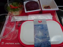 JAL097 8：35ｰ11:40で松山空港
出張以外で乗ったことがないJAL。

