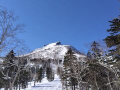 ゲレンデから黒岳を望む。