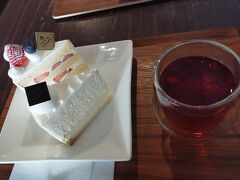 翌日　カフェドロマンでケーキ　初めて行きましたがとても雰囲気が良いです　高台にあるので景色が素敵　ネット予約がおすすめ