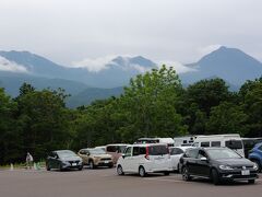 08:35、知床五胡の駐車場に到着。
知床五胡は2005年にもトラピックスのツアーで来ているのですが、あいにくの曇りでこのように山並みは見えませんでした。
今日はやや曇っていますが山は見えていて期待大です。

http://kuwanosu.travel.coocan.jp/hokkaido/day2/day2.htm#shiretoko_goko