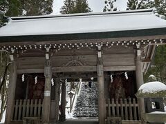 お隣の真山神社