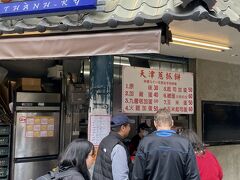 鼎泰豊の後は、永康街界隈を散策。おしゃれなお店が並びます。その中でひときわ行列ができている「天津葱揚餅」。欧米系の観光客もたくさん並んでいます。