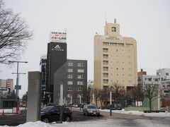 駅（東通り北口）を出るとすぐに、私達が宿泊の十勝ガーデンズホテル（右側）が見えてきました。近くて便利。