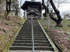 お土産屋さんの前の道路を渡ってすぐの所に旧参道があり、坂道を登っていくとさざえ堂が見えて来ました。
そこそこの傾斜の坂道ですが、飯盛山の階段を登るよりは楽なんじゃないかと思います。
さざえ堂は会津の定番観光名所で、テレ東系のかまいたち名所名物先取り旅第6弾でも濱家チームが訪れていました。