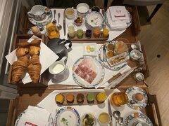 世界一の朝食と言われる豪華な朝食！

これを目当てに泊まったと言っても
過言ではない。

朝から生ハムやパンにスープに
フルーツなどなどとても贅沢な時間でした。

食べきれなかったパンは
持ち帰ることができました。