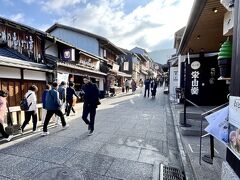 ぐっすり寝たのでパワー全開です。
今日は清水寺、銀閣、序でに銅閣も観て来たいと思います。
清水寺の開寺時間に合わせて来ましたが既にすっごい人だかり。バスなんて最後尾に座ってたら降りる予定のバス停で降りれませんでした。

写真は清水寺手前の“清水坂”
ほぼ日本語ありませんね。
露店にも寄りたいけどじゃんじゃん人が来るので寄り道は帰りにします。
