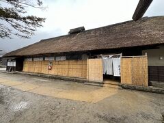 昔ながらの建物を見ながら歩いていると、平日だからかお休みのお店が多い事に気付きました。しかも飲食店が。
駐車場に一番近いお店は開いてたね…ということで戻ってみました。
案内は30分後位です…との事だったので番号札を受け取って、先に街並みを見学することにしました。