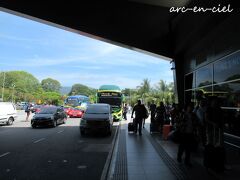 ランカウイ空港に到着すると、アジアのツアーの団体客が多くて、その人口密度の高さにビックリ(＠_＠;)。