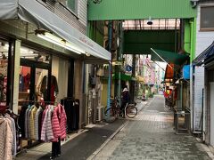 立石仲見世商店街が横切ります。