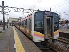 村上駅から新潟行きに乗ります。卵ハムサンドと言われている車両です。
羽越線は26年ぶりだと思います。本当は19年ほど前にも乗るはずで、寝台特急日本海の切符を買っていたんですが、羽越線転覆事故で不通になり、急遽、富山から大宮経由で北斗星に乗りました。