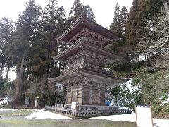 山形は山寺が有名ですが、慈恩寺も凄いです。お堂がたくさんあって高野山のようになっているのです。鎌倉時代にこんな立派なのを建立したとはびっくりです。
この写真では小さく見えますが、結構大きいです。