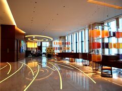 ホテルに到着したのは13時過ぎだったので、チェックイン手続きはクラブラウンジではなくフロントで。
事前にメールでマイルストーン特典のことを伝えていたので、ラウンジ利用についても、とてもスムーズに案内されました。