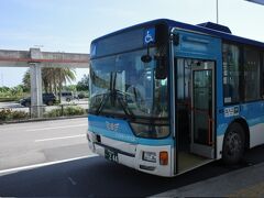 バスターミナルから石垣空港まで路線バスを使いました。
直通バスより40円割高でしたが、旅の情緒はこっちが上です。