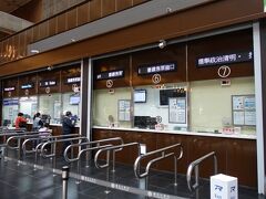 台北駅の観光案内所に寄ったけど日本語の話せる人はおらず、十分と言ったら「平渓（十分）の行き方」という小さな紙切れをくれました。台鉄の窓口で1000TWD札を崩してもらって。