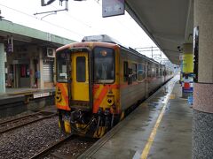 やっと来た平渓線。平日で雨だったおかげか、なんとか席に座れました。15:00瑞芳駅発、15:27十分駅着予定。