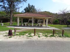 この案内板のある所は，「ふる里海浜公園」という公園になっていて，多良間島でたぶん一番立派なベンチがありました．駐車場も整備されていました．