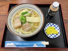 お昼は離島ターミナル内にある食堂「お食事処 ソムリエ」さんにお邪魔しました。　なんでも出川哲朗さんも贔屓にしているんだとか・・・私はオーソドックスな八重山そばを注文しました。　たしか700円だったかな？　とっても美味でした(#^.^#)
