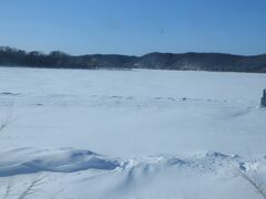 網走湖も凍っています。
ワカサギ釣りをしている、テントが出ていました。