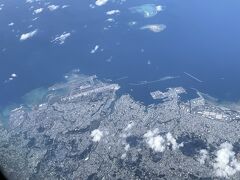 しばらくして、沖縄本島の那覇空港が見えてきました。