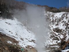 行きに後回しにした後楽館前の間欠泉です。勢いよく吹き上げています。