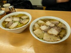 喜多方ラーメンと右はチャーシュー麺。
