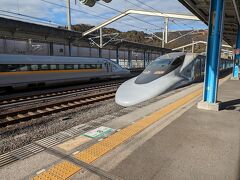 見慣れないグレーの新幹線が来ました。
車体には、Rail　Starとプリントしてありました。
レールスター？？