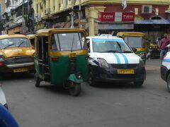 コルカタ市内では、英国を思わせるクラシックなタクシーと現代的なタクシーが混在している。
その他、東南アジア等で一般的にみられるツゥクツゥクも走っている。
