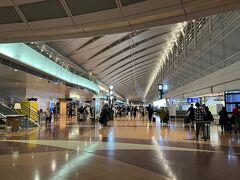 ■羽田空港第2ターミナル

今日は朝6:50に出発する便に搭乗するので、早起きして空港までやってきました。いつもはモノレールですが、今回はリムジンバスで羽田まで。

バスの座席でウトウトしていたらあっという間に到着。リムジンバスは少し高いですが、楽に空港へアクセスできます。