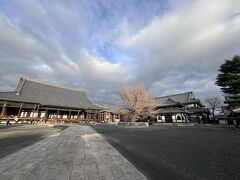 さてホテルからも近い西本願寺へ食後の朝のお散歩にきました。
朝のお寺は清々しくて気持ちも引き締まりますよね。