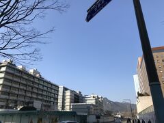 相変わらず物々しい警備の日本大使館・アメリカ大使館を眺めながら、景福宮方面へ。
警備員用の移動トイレ車がありました。そうだよな～近隣ビルでする訳にいかないよな～～