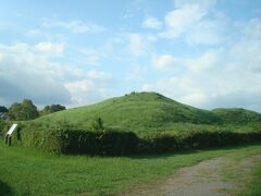 二子山古墳です。二子山古墳に関する説明看板もありました。