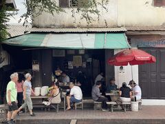 ワット・セーンスッカラム の向かいにある Khao Soi Noodle Shop

ここで看板メニューの‥