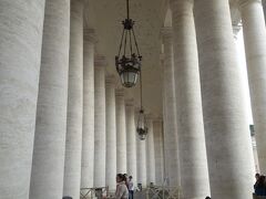 サン・ピエトロ大聖堂の回廊みたいなところ。
相変わらずでっかい柱です。