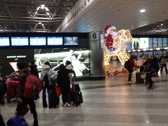 2時間ほどでマルペンサ空港に到着。
出発ロビーにはクリスマスデコレーションが。
チェックインも無事に終わり、搭乗口を目指します。