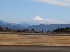 2月下旬に降り続いた雨や雪のため、暖冬でもこの冠雪。
空港に向かう道路からチラチラ見えていた富士山、視程がよい。
富士山を絡めた撮影ができそうか。
運転しながらニヤリ。