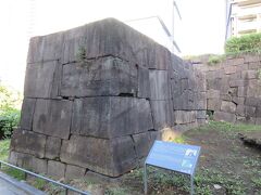 永田町駅界隈と散策した際、【富士見坂】を降りた辺りに大きな石垣が残っており近づいて見学しました。昔の地図を組み合わせた説明書きがすぐそばに設置されており、この【赤坂御門】の往時の様子を知ることが出来ました。