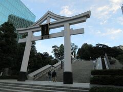 溜池山王駅からほど近い場所にあり、山王パークタワーを過ぎると右手に石段と鳥居が見えてきました。通常の鳥居と違って合掌のような形状の破風を乗せた鳥居は、他で見かけることがないので、非常に特徴的でした。