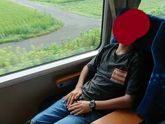  朝からゆったりとグリーン席でくつろいで移動します。