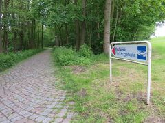 エルベ川が北海と出会う河口付近の見どころへも行ってみたSUR SHANGHAIとその旦那。

今から行ってみるフォート・クーゲルバーケは、1869年から1879年にかけてエルベ川が北海に注ぐ河口に造られた海軍要塞。
第二次世界大戦時には対空砲も設置されて使われていたんだそう。
河口から浜辺に沿って伸びている堤防の下には、この画像のようにフォート入口への標識が出ていてすぐ分かりました。

フォート・クーゲルバーケについては、次のウィキペディアのページでもどうぞ。
日本語にも翻訳されます。
https://de.wikipedia.org/wiki/Fort_Kugelbake