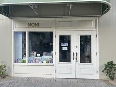 日焼けスヌーピーのお店「MONI」
シェラトンワイキキホテルの1階にも入っていました。
ここで何か買って帰ろうと思って来たのに、またしても買えなかった。