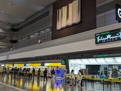 初日は羽田空港に朝6時集合。
始発電車に飛び乗り、横浜駅で京急に乗り換えます。
運良く1日1本だけのレアな「快特・羽田空港行き」に乗って、5時54分に第1ターミナルへ到着。
ここで東京に下宿中の息子とも合流しました。