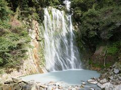 霧島温泉市場から歩いて約10分ほどのところにある丸尾滝。
温泉の硫黄成分が混ざっているため、このような色になっていますが、川の水は冷たかったです。