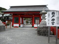 そこからさらに車で1時間半。海沿いの細い道を抜けて辿り着いたのが 鵜戸神宮。

駐車場は3カ所ほどあり、台数もそこそこ確保されています。
この日は第二駐車場に停め、歩くこと約10分で朱塗りの鳥居へ。