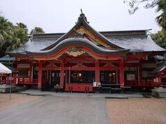 神門をくぐると見えてくるのが青島神社です。
ここを右に曲がると見えてくるのが、、、