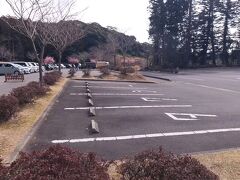 丸尾滝から車で約15分。霧島神宮に到着。
車は入口手前の参拝者駐車場に止めることが出来ます。