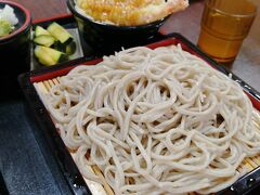 お蕎麦はさすがそば処だけあり美味！お腹が減っていたので天丼とのセットをいただきました～。