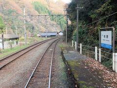 新見駅からはしばらく伯備線を走ります、新見駅の次の布原駅は芸備線の列車のみが停車し、伯備線の列車はすべて通過します。備後落合までの写真は列車の最後部から撮ったものです。