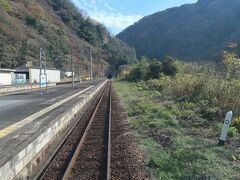 備中神代駅に停車。この駅が芸備線の起点で、0キロポストがあります。