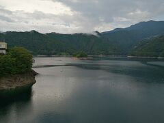 四国のみずがめである早明浦ダムに立ち寄りました。その巨大さにかなり圧倒されました。水不足になると水中に沈んでいる旧役場が顔を出すので有名ですが、この日は見られず。